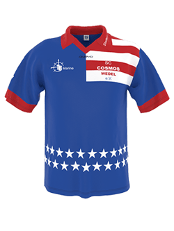 Ein blau-rot-weißes Trikot mit Sternenmuster und der Aufschrift 'COSMOS WEDEL e.V.' von owayo.